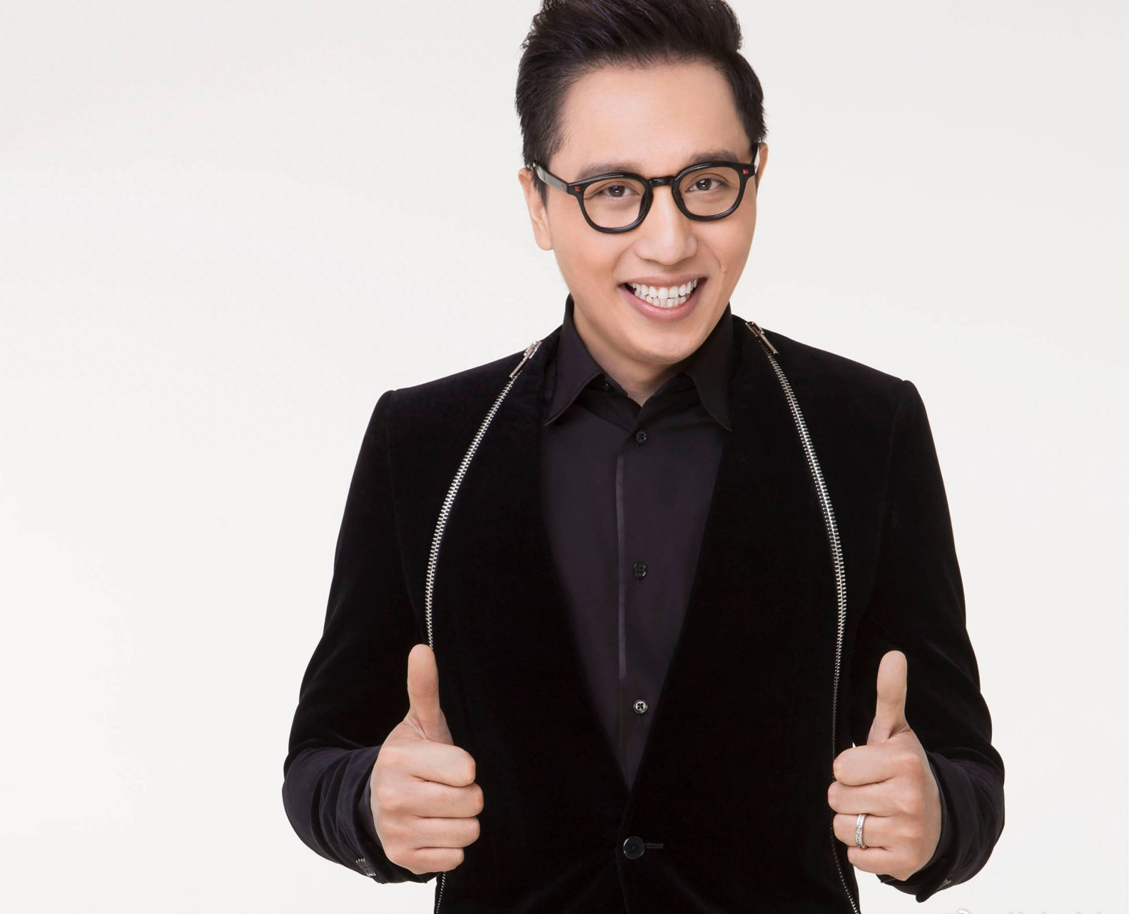 网传《好声音》主持人华少被带走调查 整个人憔悴不已  9月1日据媒体