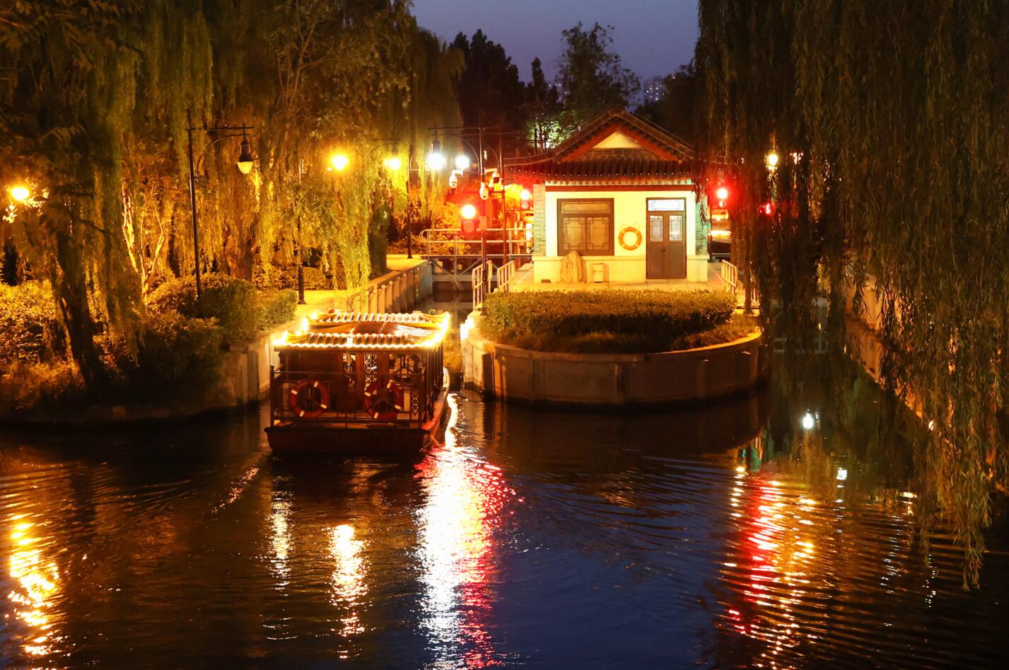 济南护城河游船复航,夜航持续营业