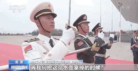 他们的刀鞘上悬挂了水壶 仪仗大队队员董世伟介绍 "这是为了形成肌肉