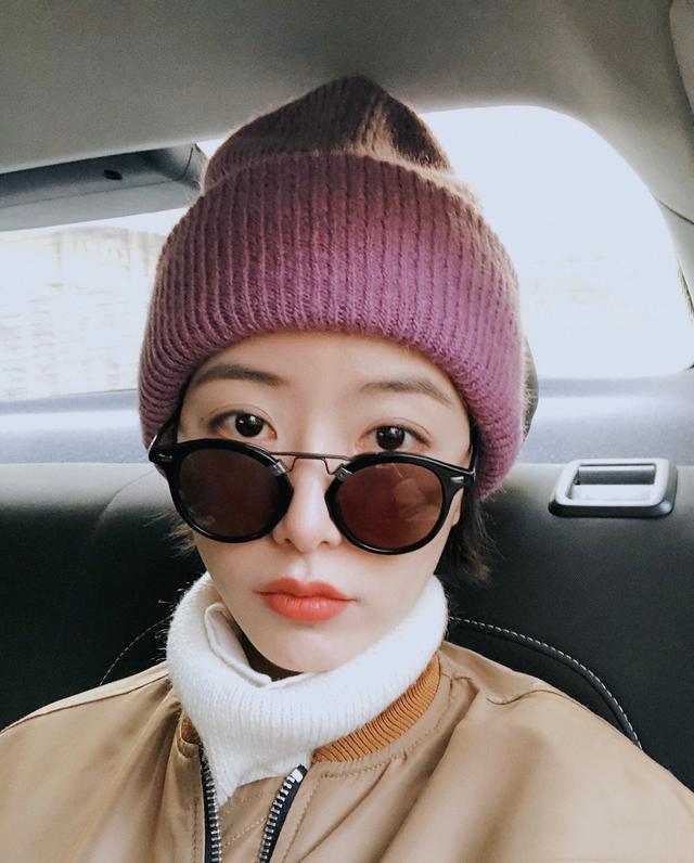 李亚鹏女友susie晒酒吧驻唱美照,穿白色长裙,气质优雅动人