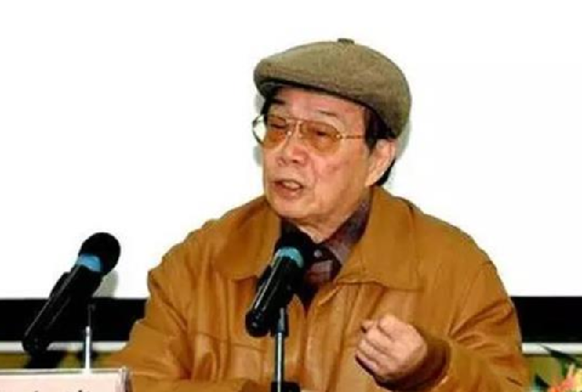 周总理送侄子一套旧衣服,22年后周尔鎏才知其价值,追悔莫及