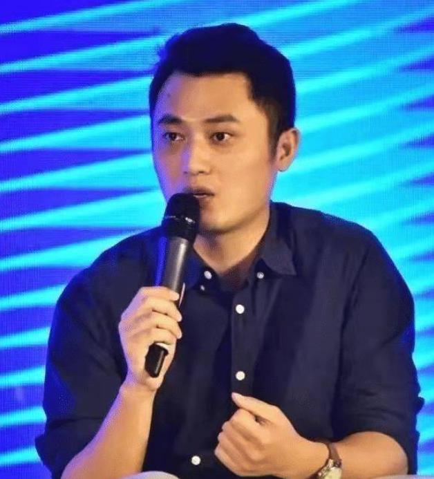 "二混子"陈磊在张泉灵的资助下,实现了自己成为漫画作家的梦想