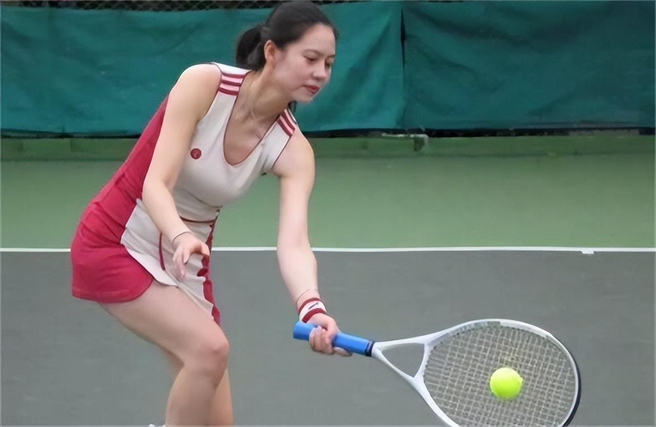 82年网球名将胡娜出逃美国,32年后高调回国办展:我是为了我的画