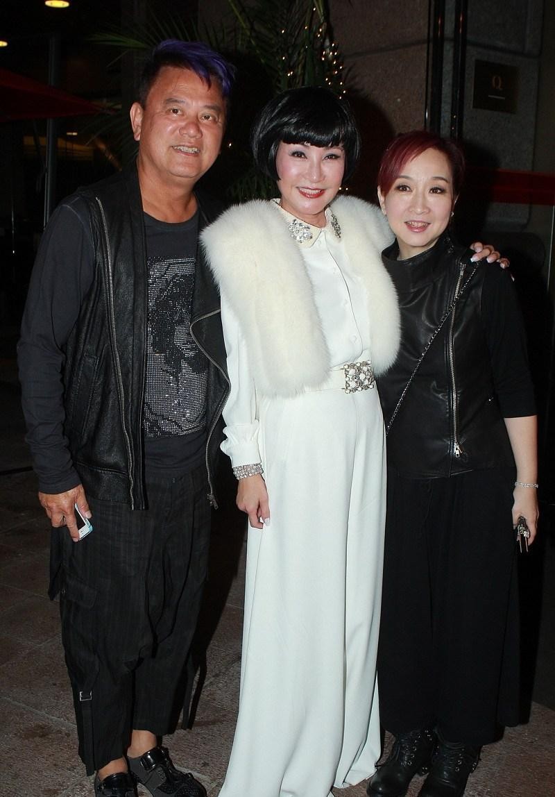 "拉姑"都70岁了,穿皮草马甲配白色连体裤不低调,波波头好拉风