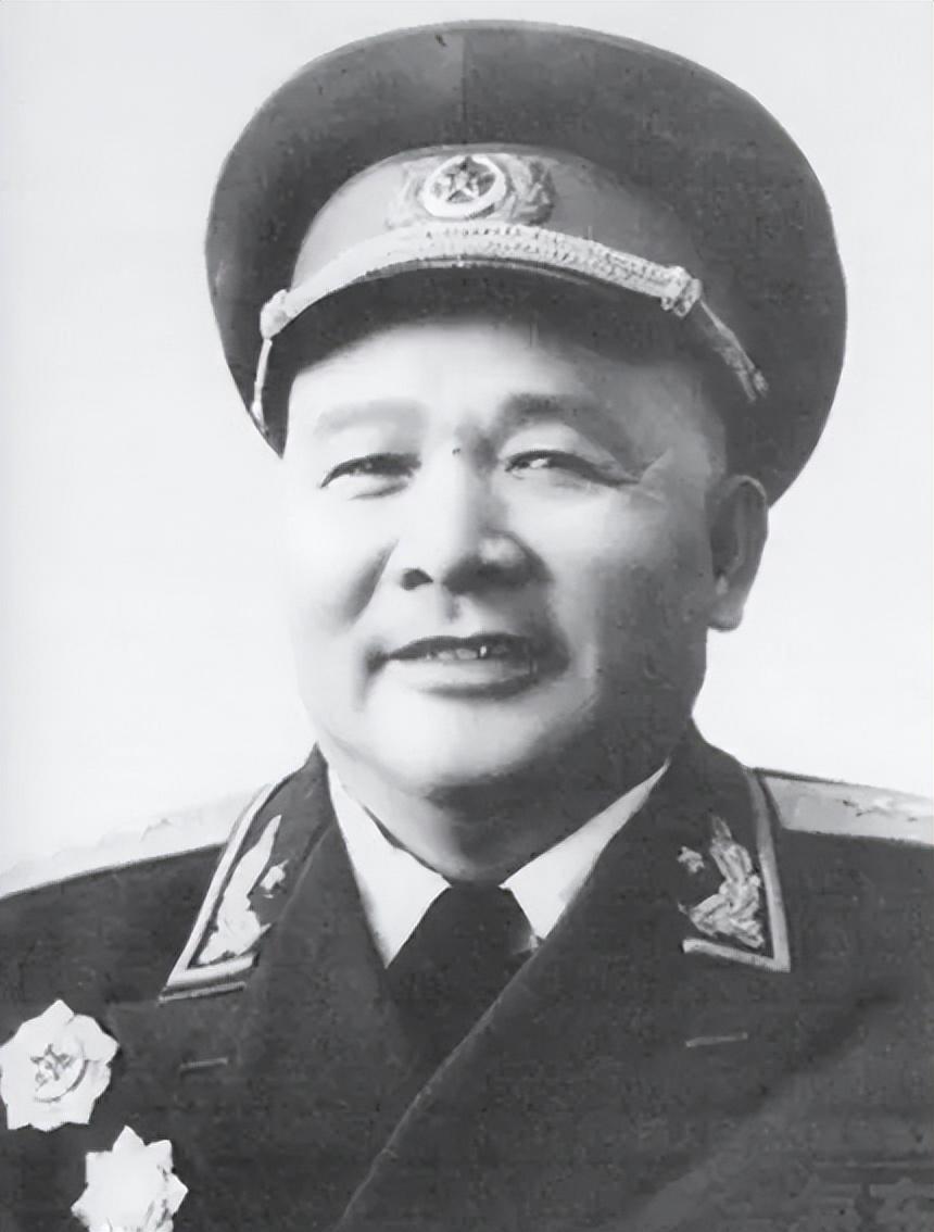 59年庐山会议召开,徐海东因病未能参加,遂打电话阐明自己的态度