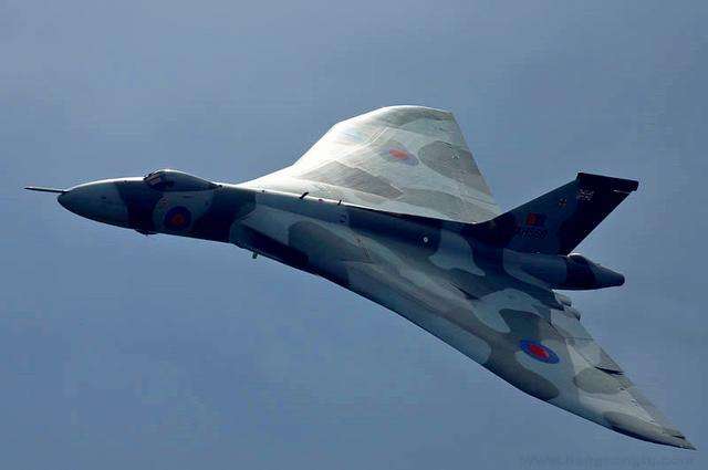 最早三角翼轰炸机,载弹量接近10000公斤,英国3v最强轰炸机