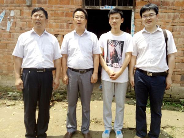 回顾学霸张广利:高考前在父亲病床前奔波,考上北大母亲激动落泪