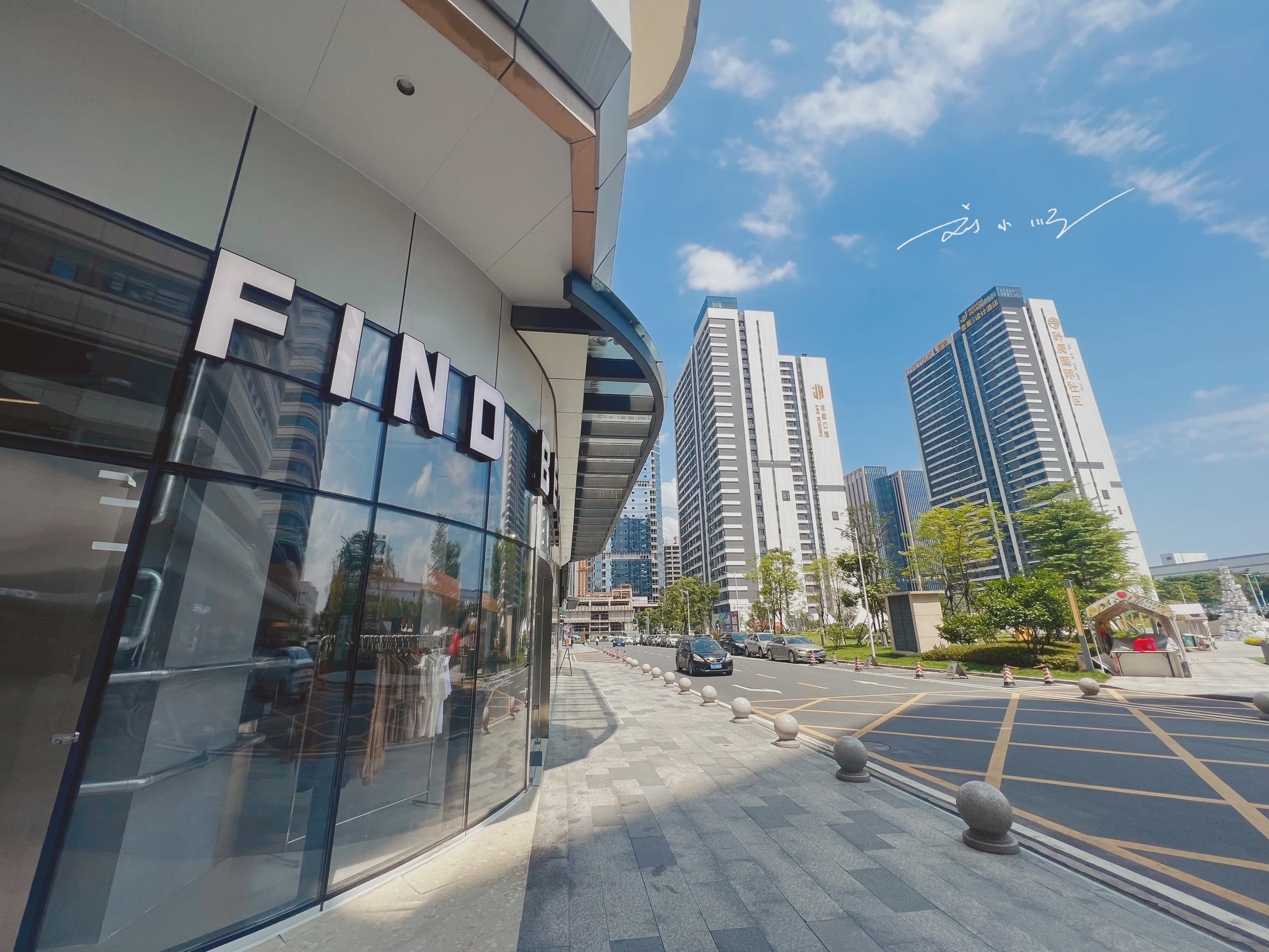 实拍广州市黄埔区的大型商场,就在萝岗地铁站旁边,却没什么人气