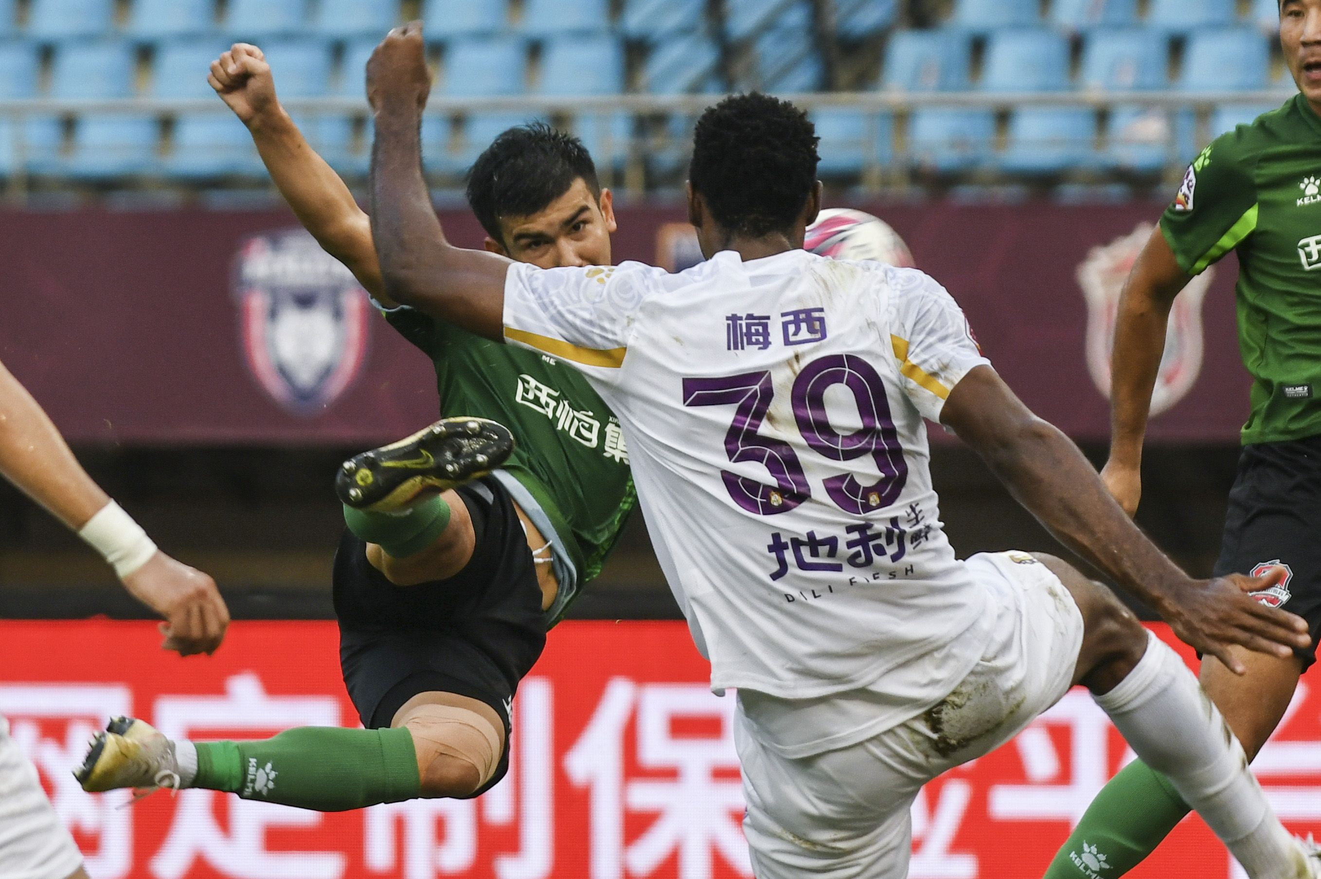 足球——中甲保级附加赛:新疆雪豹纳欢胜黑龙江fc