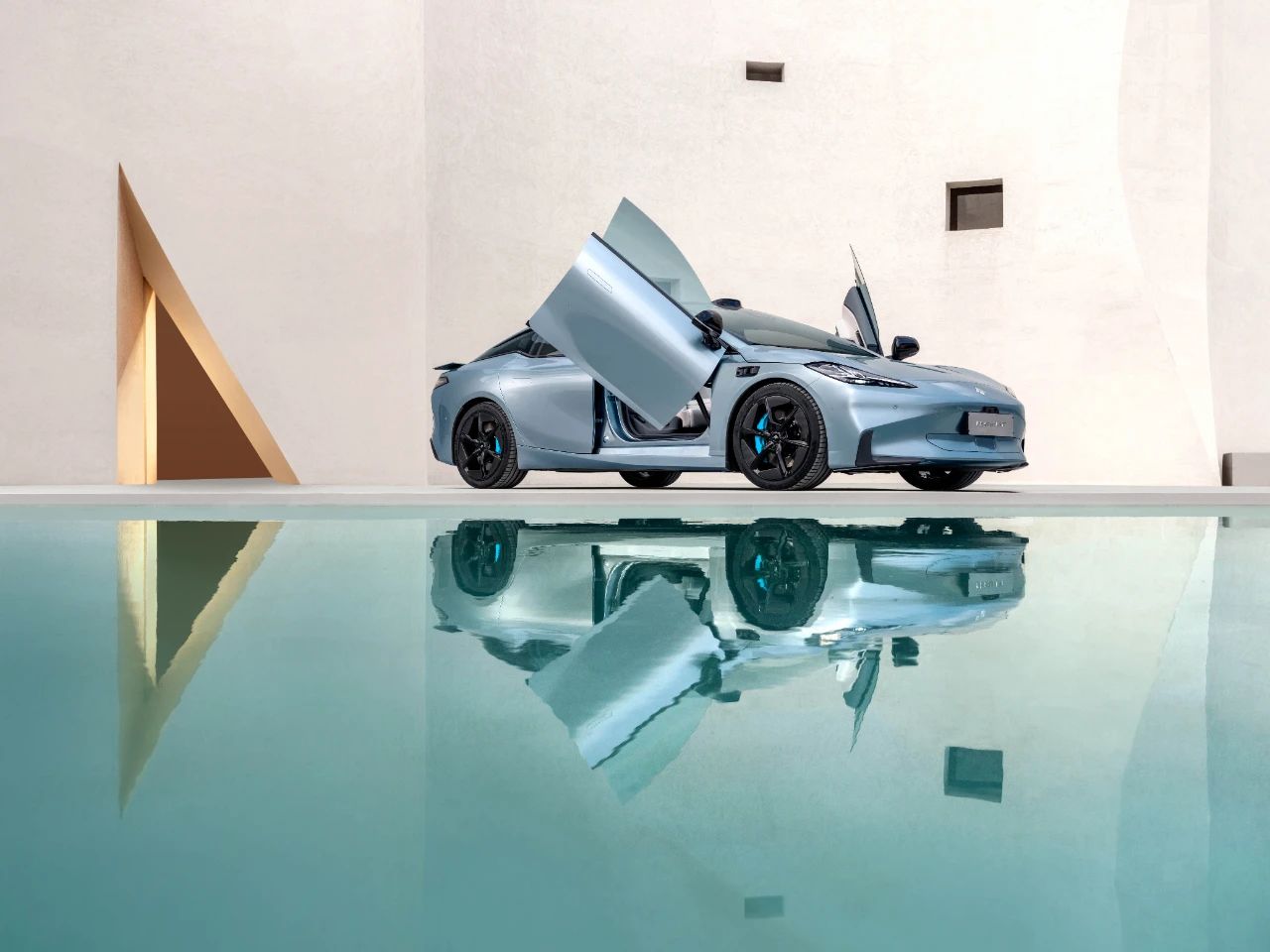 昊铂gt上市:旋翼式车门,支持800v快充和换电,最高续航达710km