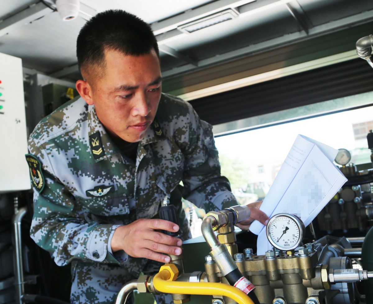 侦察兵|天津滨海新区爆炸，他深入险境找到这罐高危物品