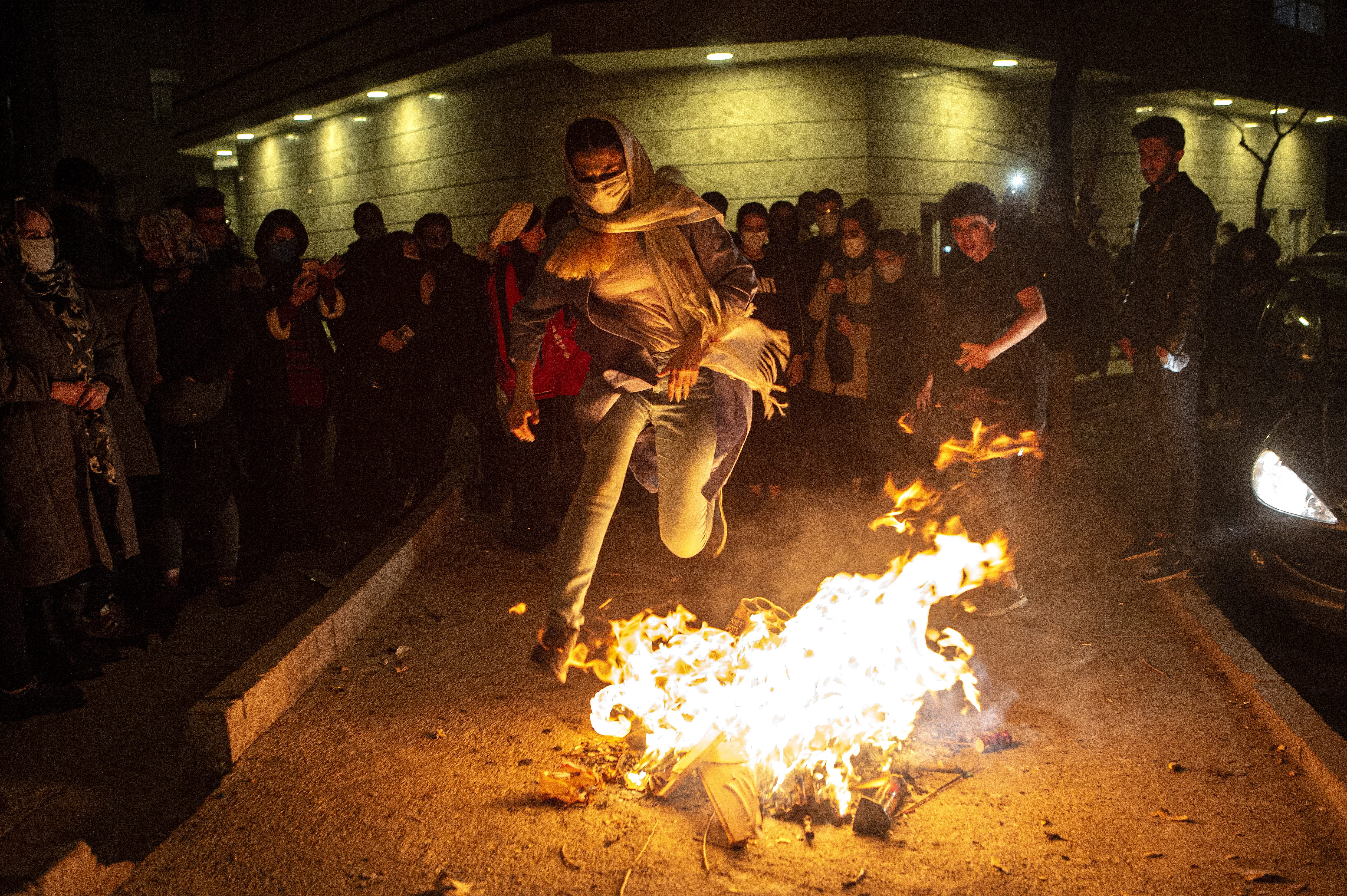 伊朗民众欢庆"跳火节"