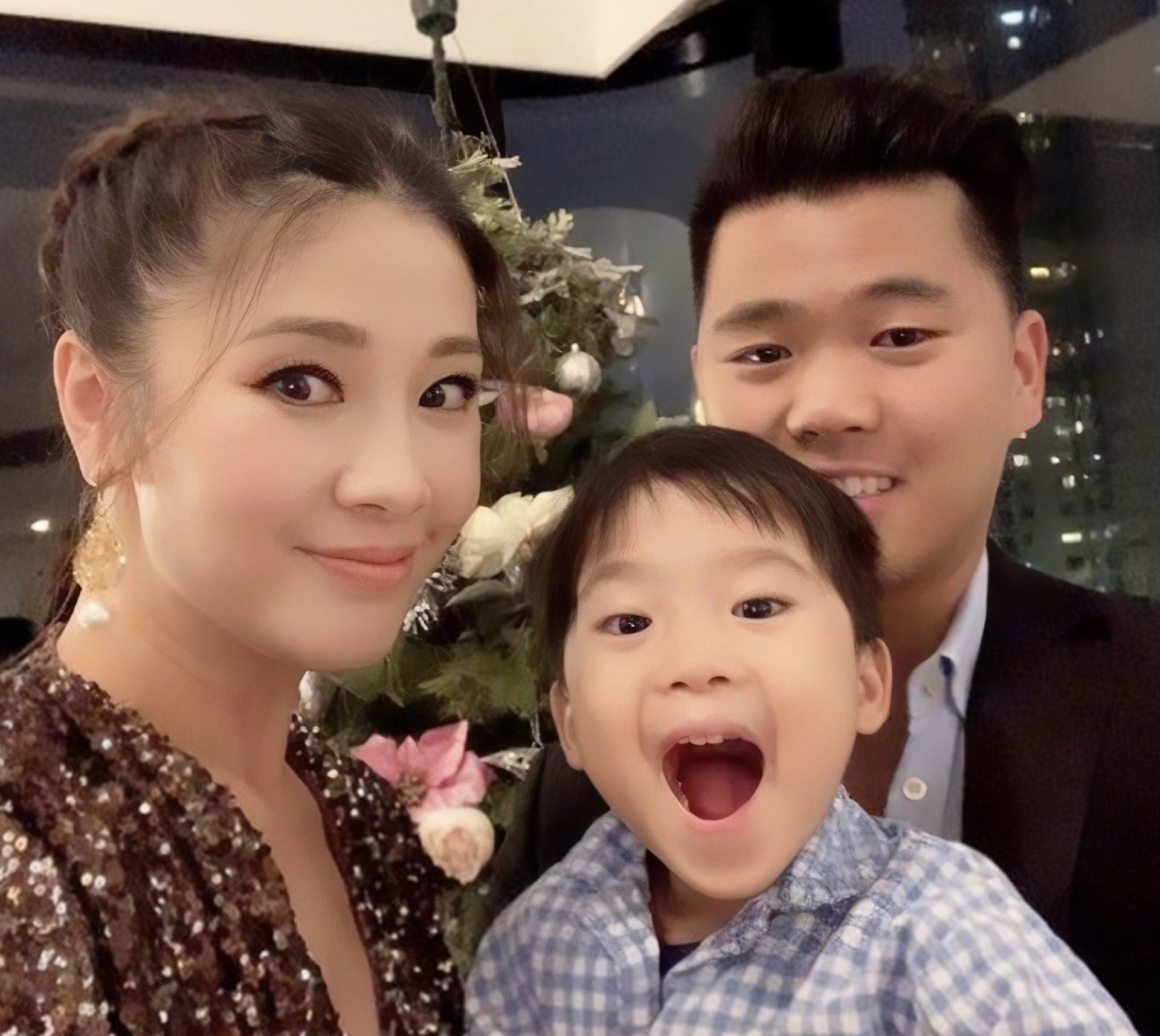 港姐冠军翁嘉穗秀恩爱!大20岁富商丈夫显年轻,获杰出领袖大奖