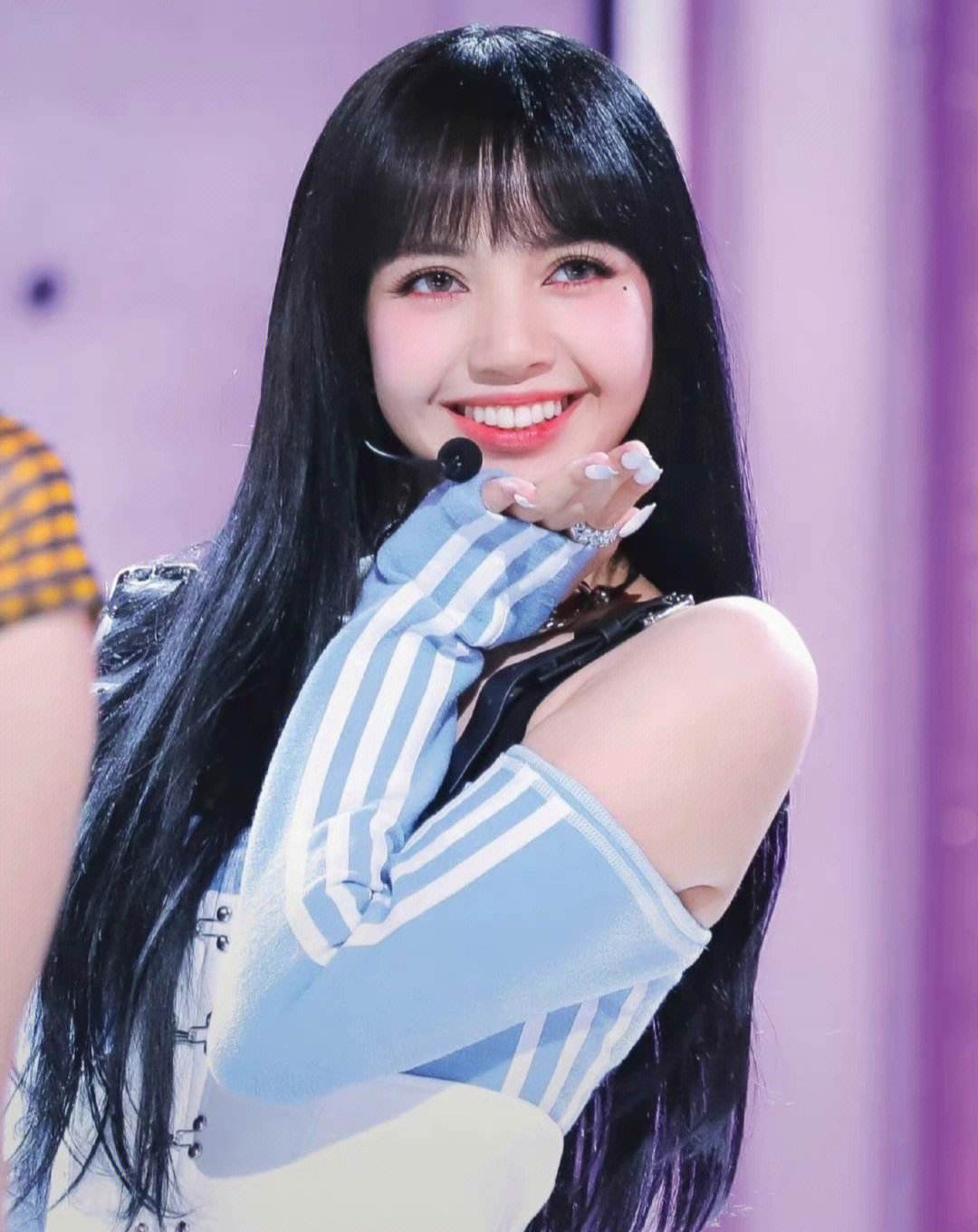 毒偶像不可取 lisa疯马秀表演是对亚女的精神践踏