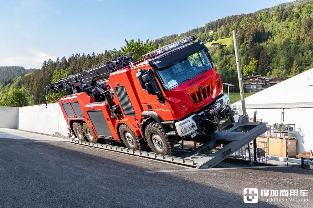 今天带你看个狠角色,国内见不到,阿斯特拉8x8重型清障车实拍