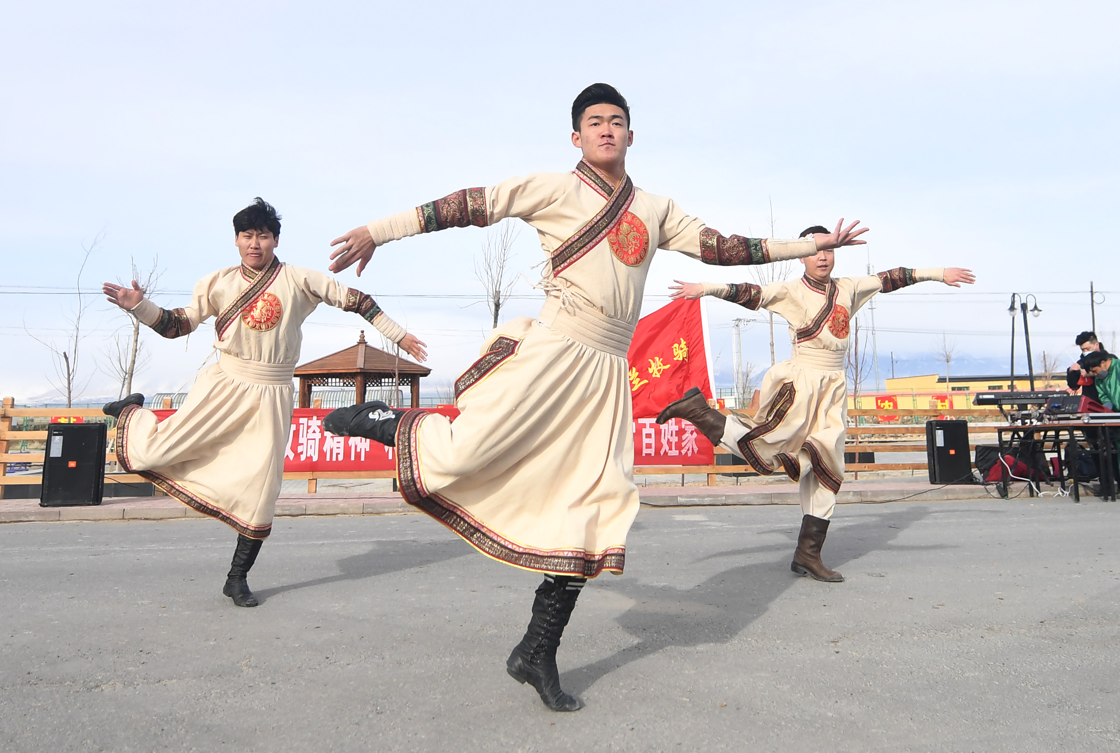 马背上面迎新春 乌兰牧骑走基层