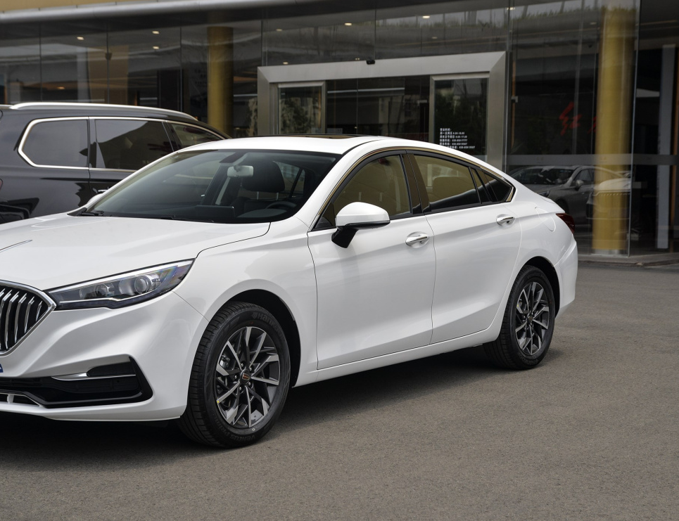 红旗抬高豪车性价比,比宝马3系大,14万可入手,月销一万多台