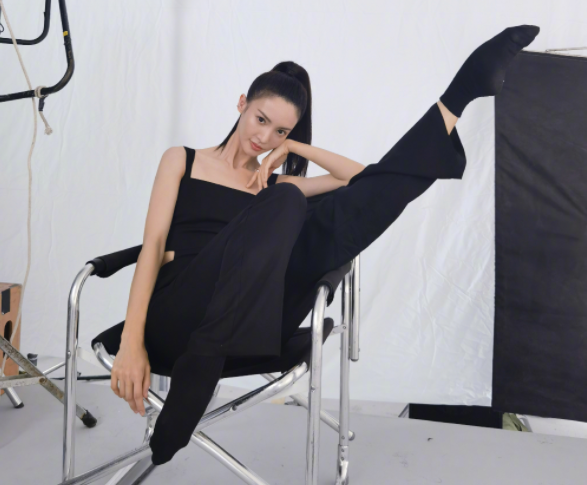 金晨在椅子上晒跳舞照,脚尖绷得笔直超专业,网友:这脚背太美了