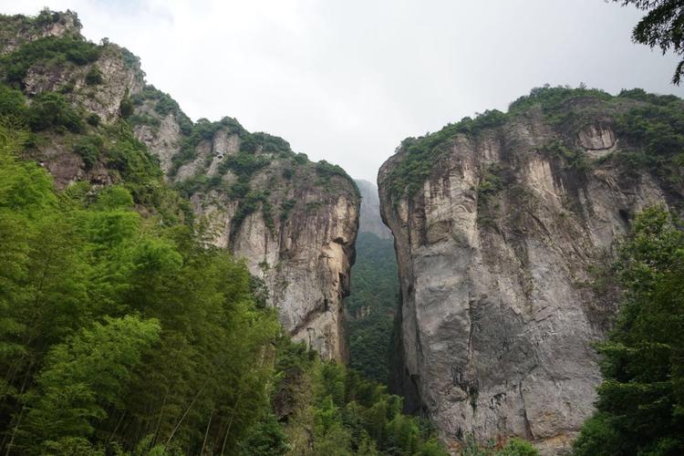 显胜门景区位于雁荡山北部,其中主景显胜门有"天下第一门"之称.