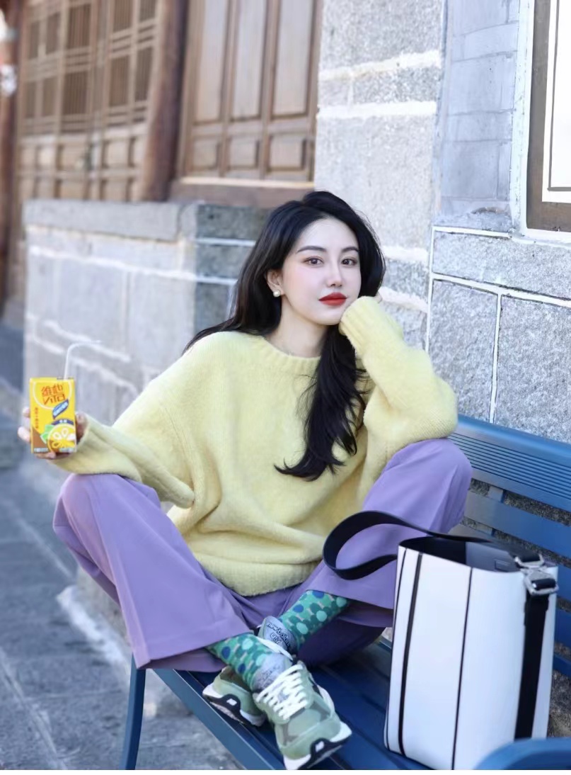 紫色裤子配什么颜色上衣?紫色这样搭配才够高级