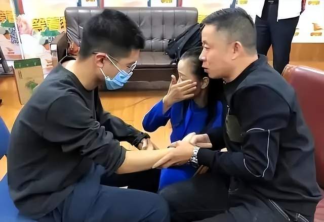 郭刚堂妻子试装画面流出,紫色旗袍显气质,脸上洋溢笑容好幸福