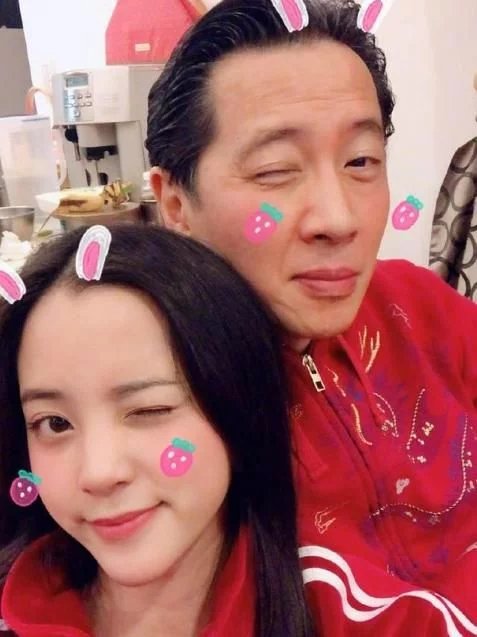 女明星和爸爸合照:关晓彤有爱,欧阳娜娜亲密,而他俩像情侣!