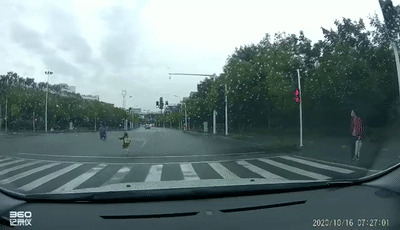 热点|孩子跌落电动车，急追大人后被一脚踹翻？看到这一幕，网友怒了
