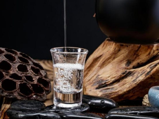 "价值不菲"老茅台倒入塑料瓶中,竟被说分文不值?酒师不怪包装