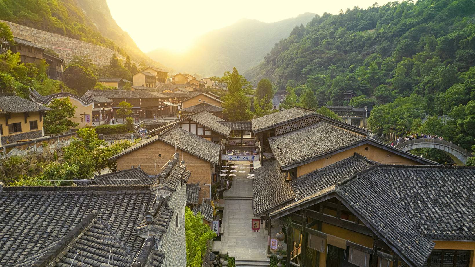 央视新闻再次聚焦望仙谷,峡谷漂流清爽刺激!小镇山水秀美如画