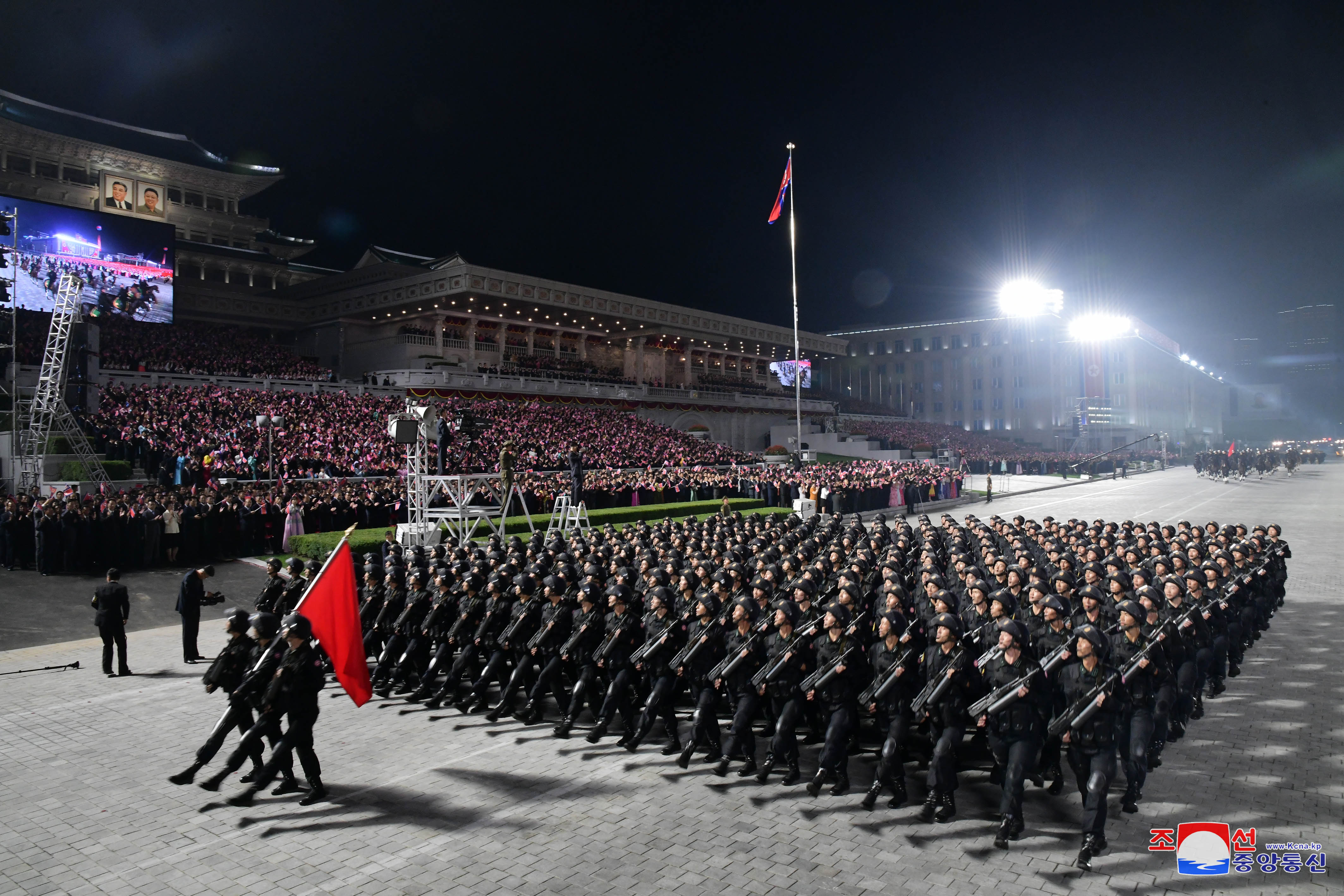 朝鲜举行民间及安全武装力量阅兵式庆祝国庆73周年(6)