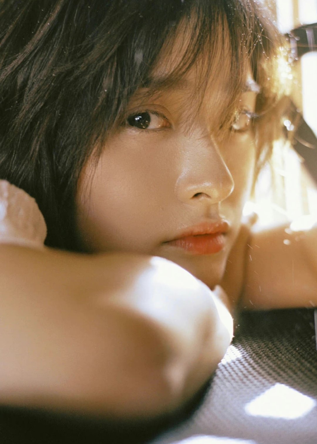 沈月的这身红裙造型也太惊艳了!在逃公主的既视感,美艳又端庄