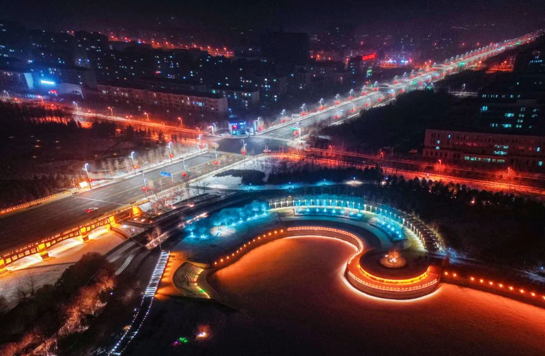 眉眼间写着城市的灵魂小城的多彩之夜有了她的眉眼于是博乐的街灯亮了