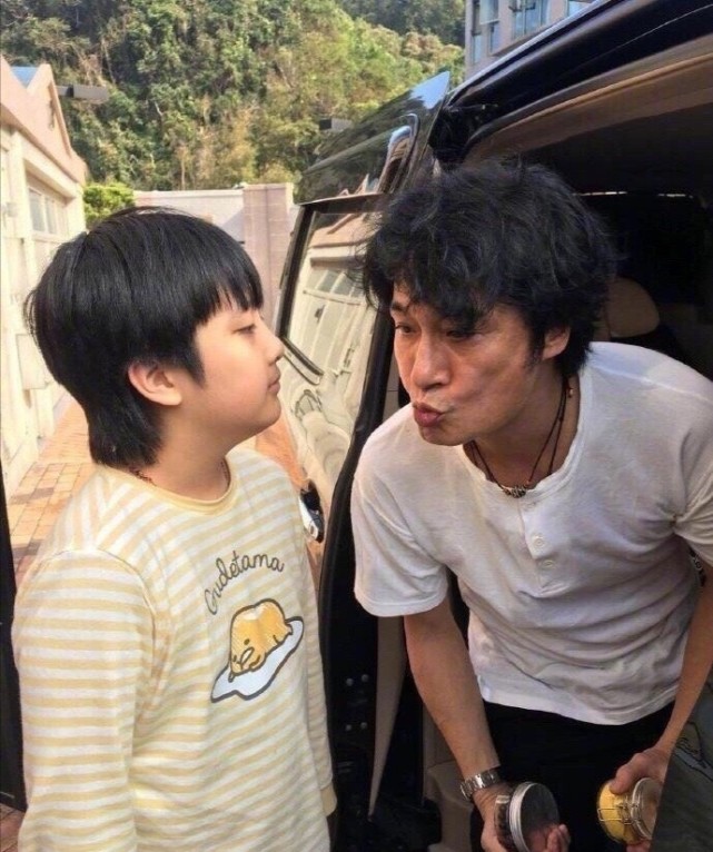 吴镇宇晒女装照,网友直呼"老婆",称撞脸杨幂杨紫,简直太损了