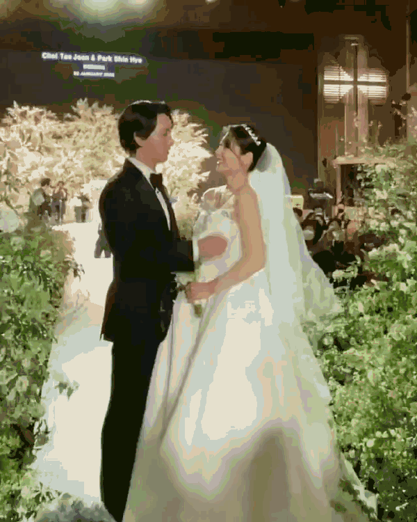 朴信惠婚礼现场实拍礼堂犹如花海婚纱照公开满脸都是幸福