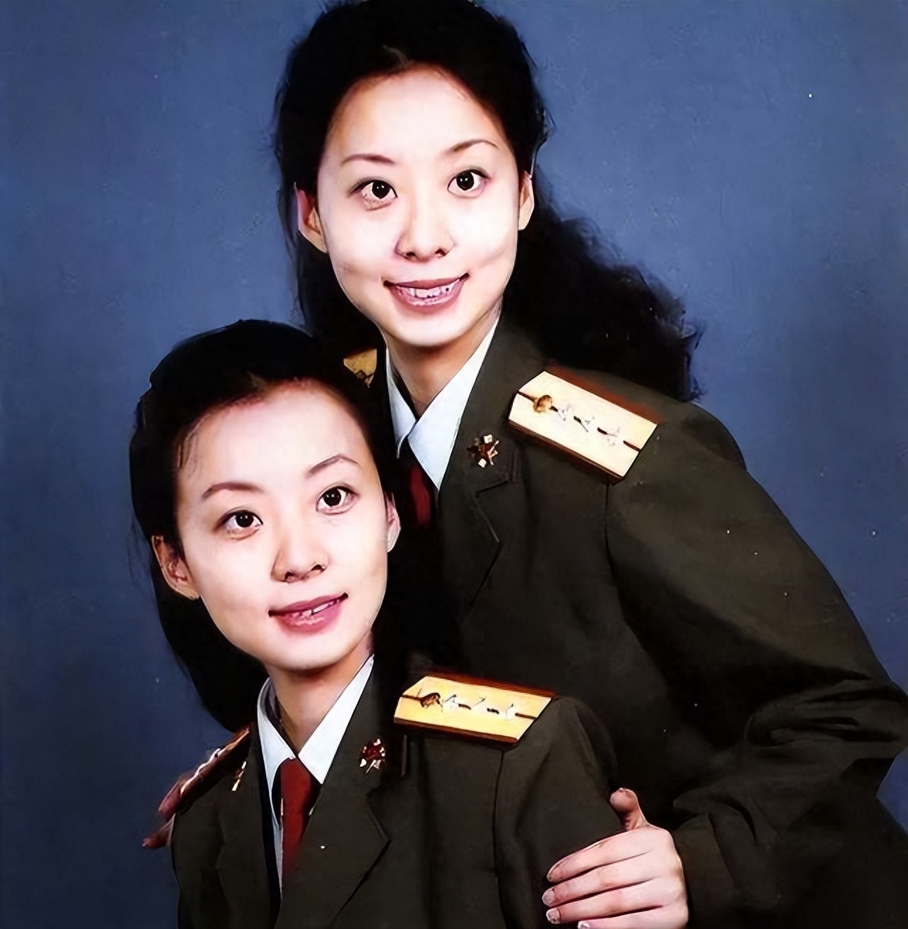 1999年在阅兵仪式上红遍中国的双胞胎姐妹花如今过得如何