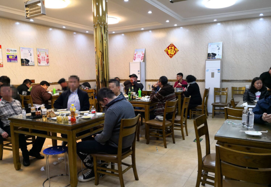 上海5人饭店吃饭,自带3瓶茅台,喝一瓶砸一瓶,引发酒友热议