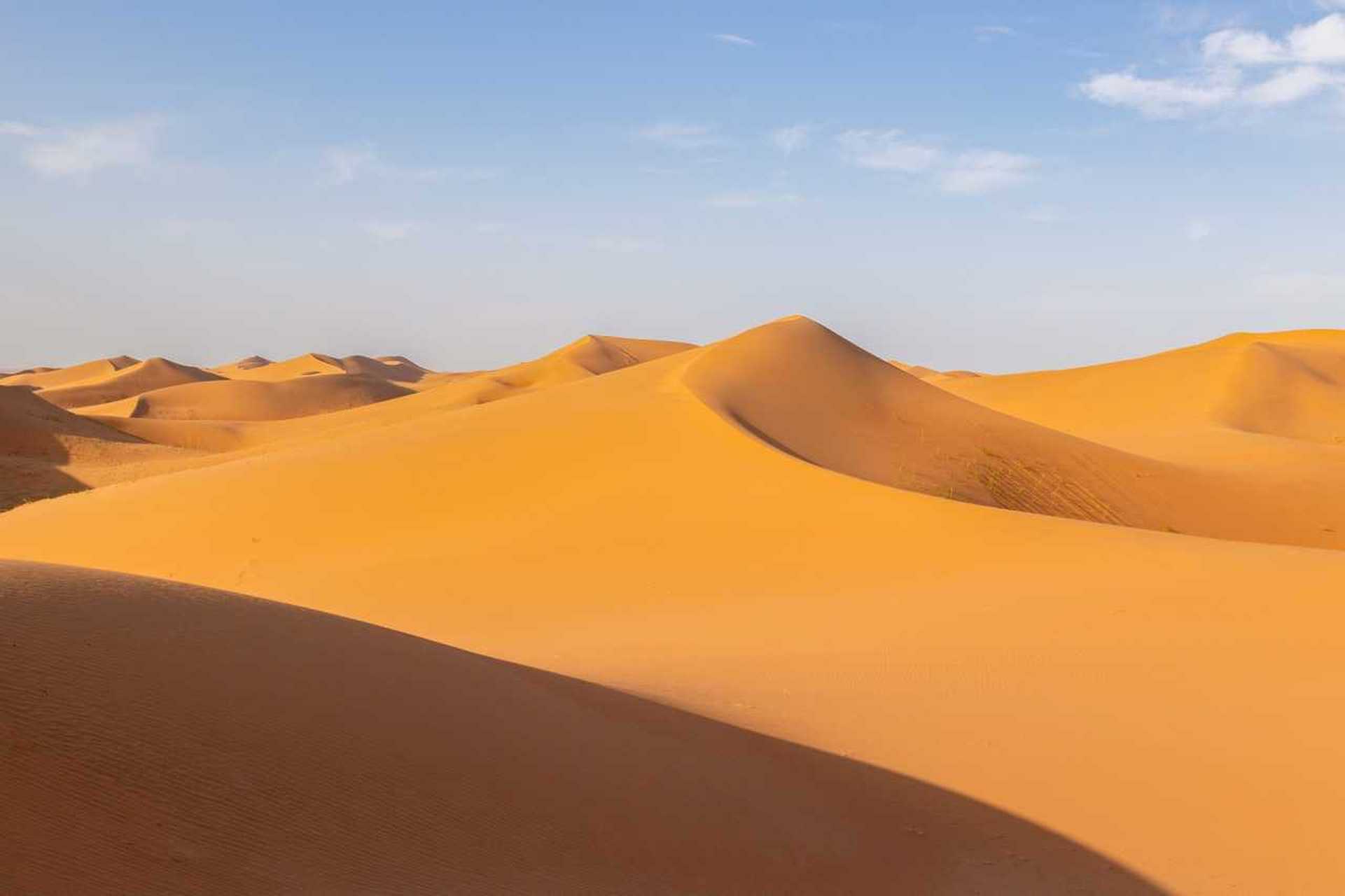 探寻沙漠里的色彩  腾格里 蒙古 语为天,意为茫茫流沙如渺无边际的