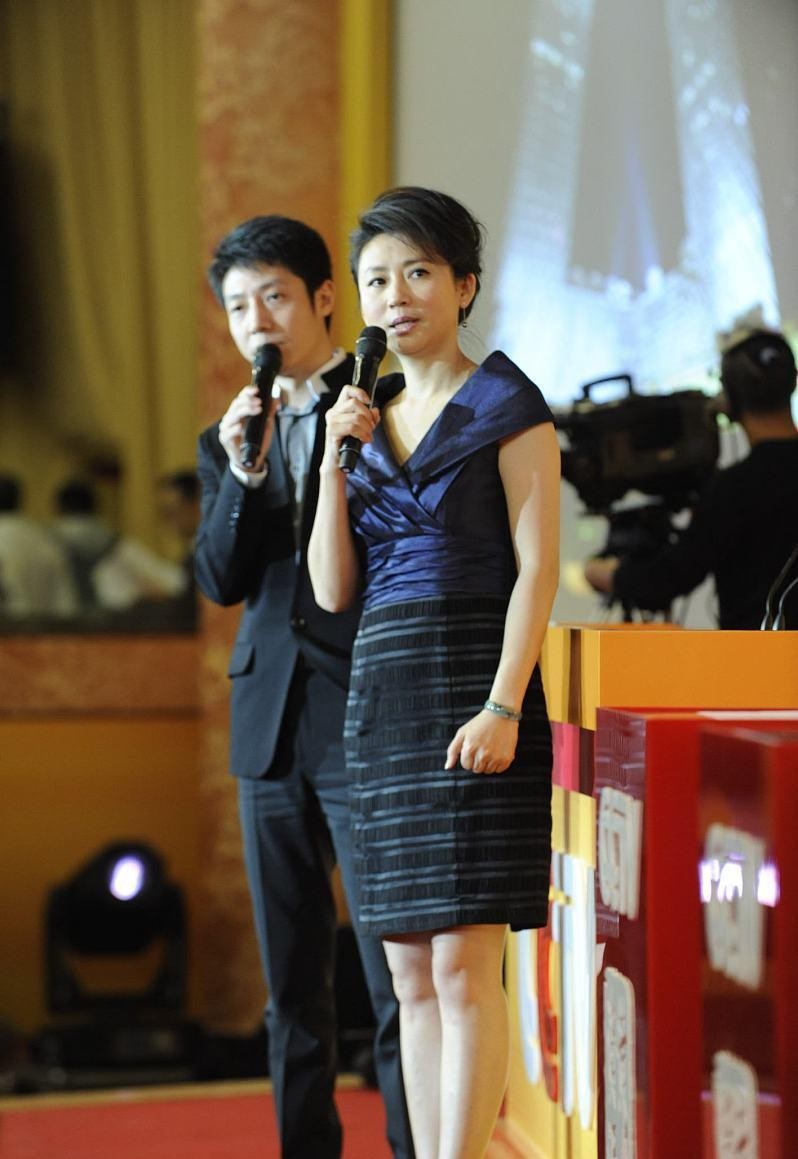 王小丫老得自然又大方,穿格纹西装配牛仔裤,有成熟女人的样子