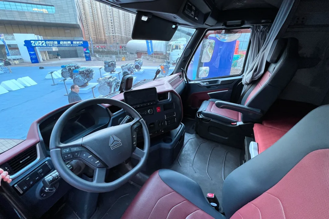 续航560公里!既能充电又能加氢,实拍重汽黄河氢燃料重卡