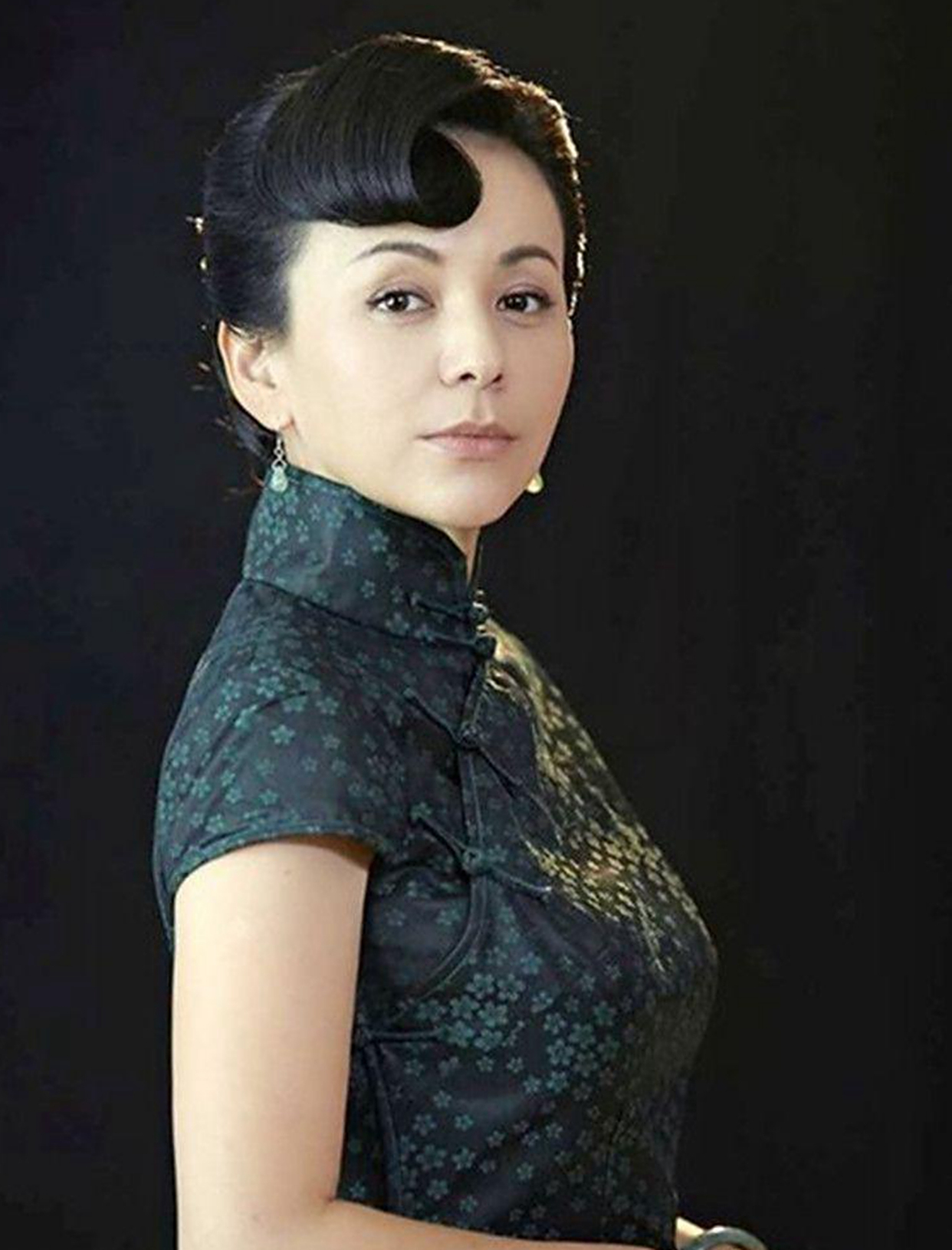 她两嫁香港富商,儿子生父至今成谜,如今51岁独自养儿仍单身