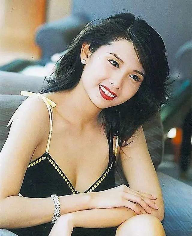 邱淑贞,出演三级片赤裸羔羊,脱去衣服,换上泳装,上演性感诱惑