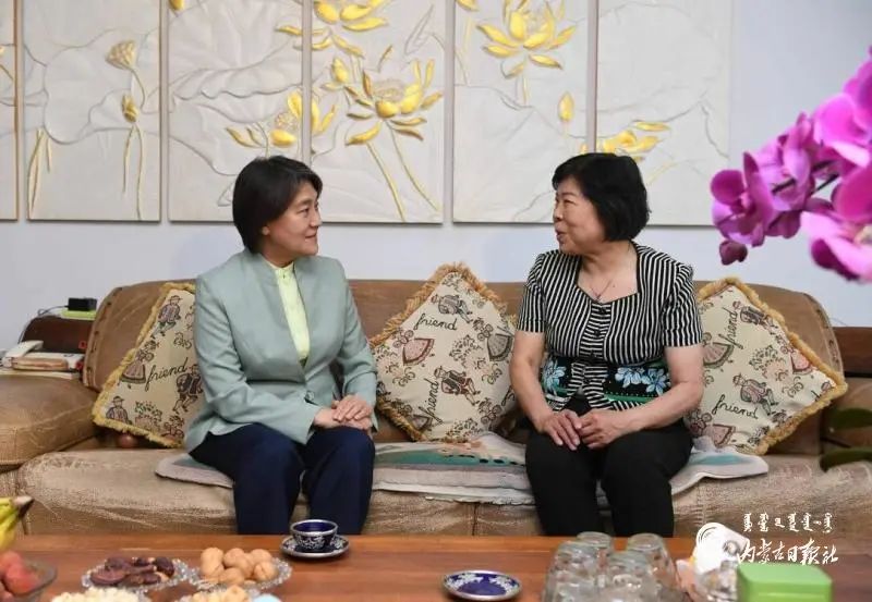 布小林看望慰问老党员云照光和邢旗