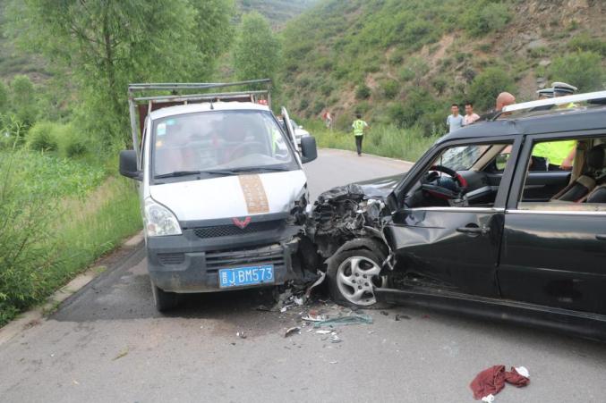 乡村弯道占道行驶 避让不及秒变"碰碰车"| 案例警示