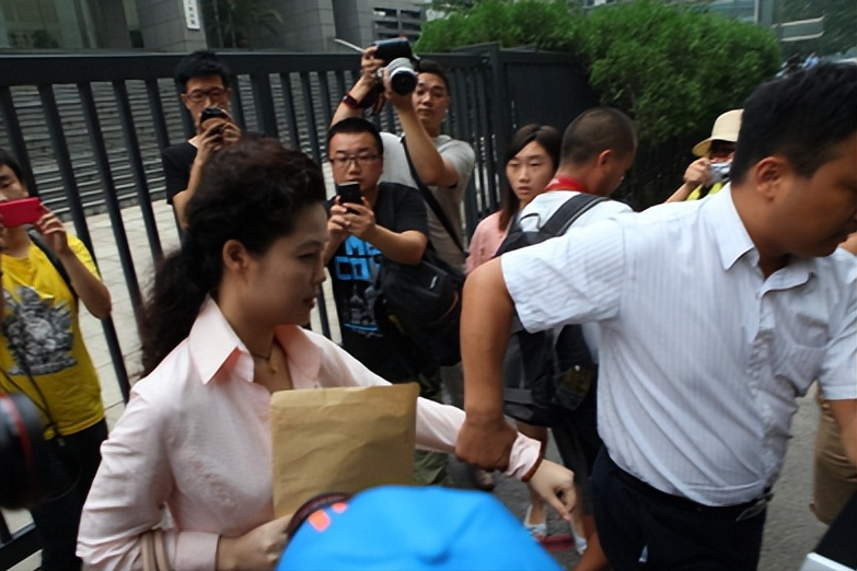 他朋友原本想让经理再重新叫两个女孩儿继续玩儿,却遭到了李天一的