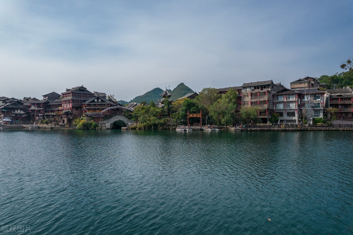 航拍的下司古镇,宛如一颗璀璨的明珠,静静地坐落在贵州省凯里市