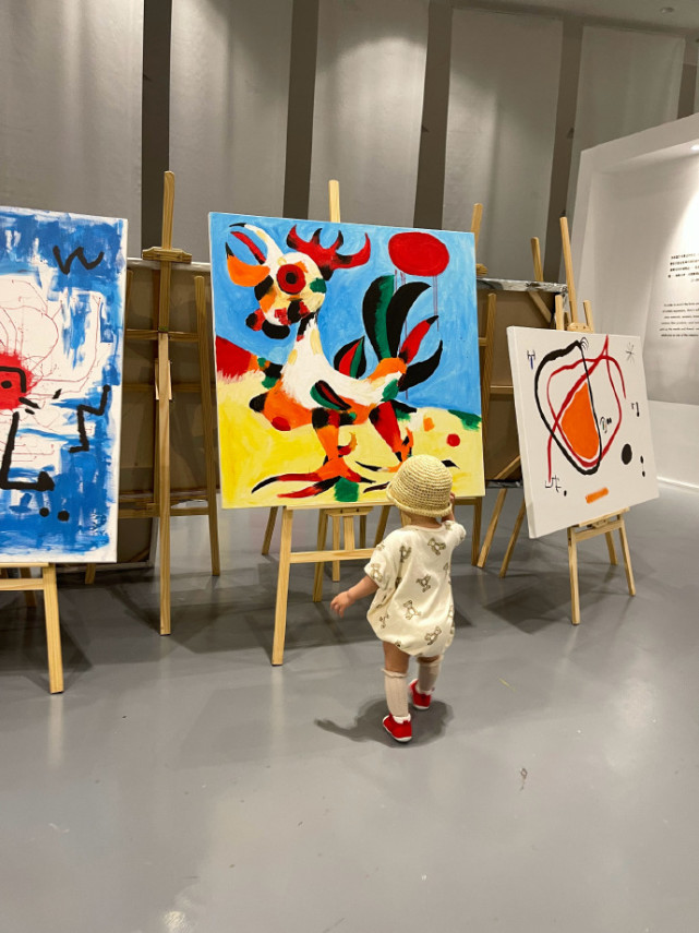 张馨月带女儿看画展,一岁格格已可独立行走,姿势超可爱
