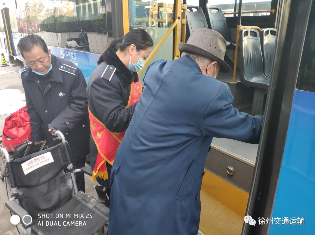 暖心服务丨徐州汽车南站"好人缘"服务班帮老人接驳转乘
