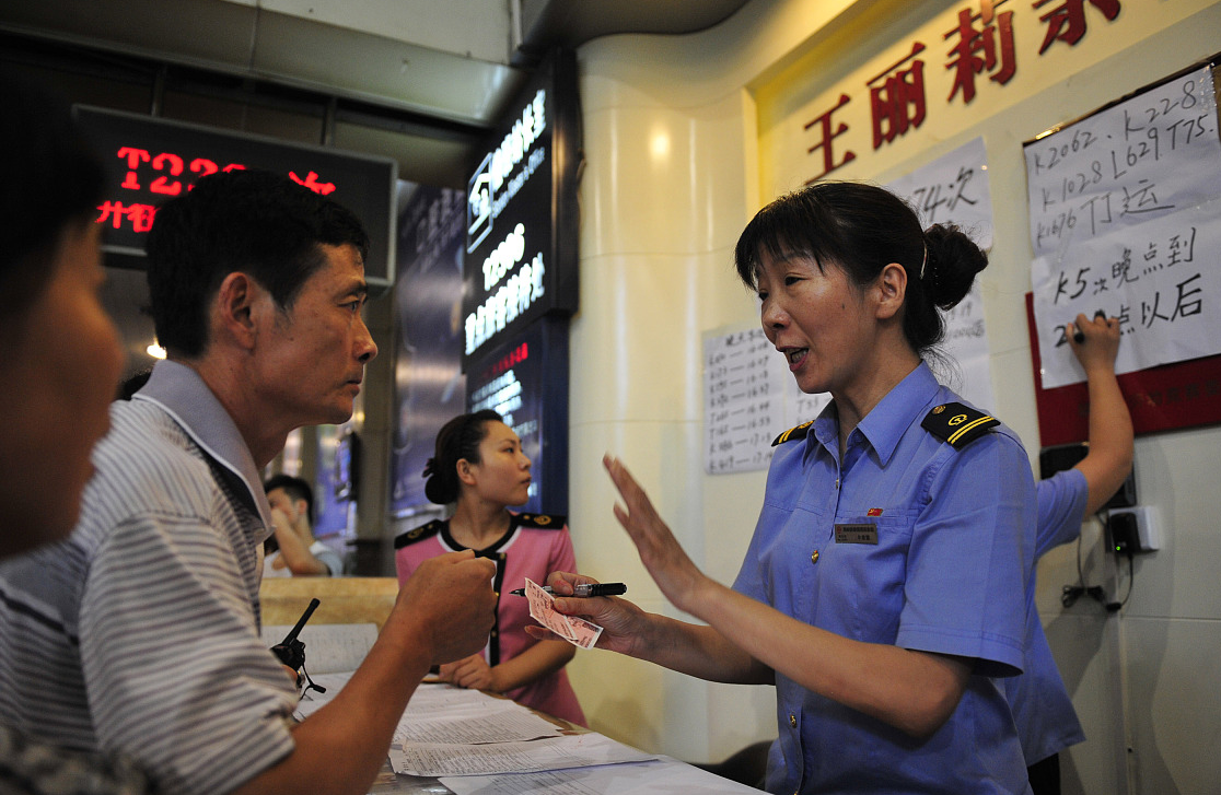 高铁乘客被熊孩子薅头发弹脑壳,家长怒吼:小孩子,弹你又怎样