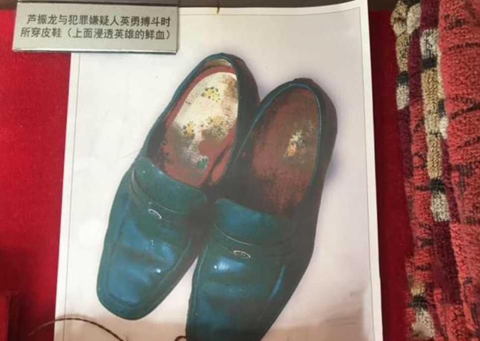 回顾芦振龙:25岁时身中27刀牺牲,血衣成一级文物,妹妹继承遗志