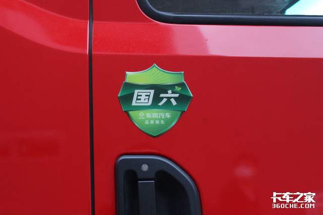 多利卡d9采用立式的门开关把手,车门上的国六标识证明了它的身份.